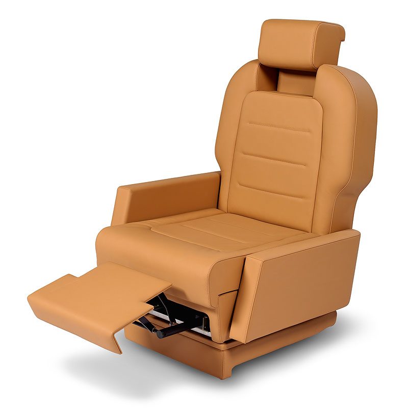 Un fauteuil de cuir beige inclinable, repose-jambes déployé