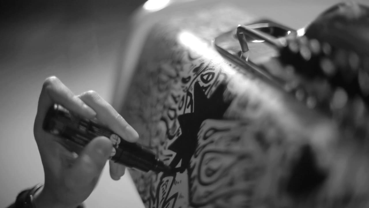 Fabien Verschaere dessinant au feutre sur le flanc du baby-foot, extrait du film